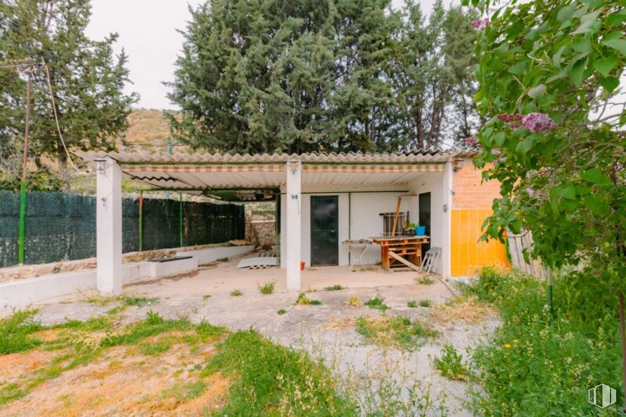 Land for sale at Calle San Roque, Valverde de Alcalá, Madrid, 28812 with plant, building, tree, land lot, architecture, window, shade, sky, real estate and cottage around