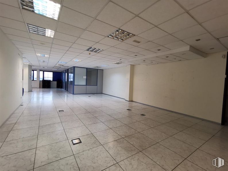 Oficina en alquiler en Calle Cronos, San Blas - Canillejas, Madrid, 28037 con lámpara, accesorio, hall, suelos, suelo, vidrio, techo, espacio, evento y edificio alrededor