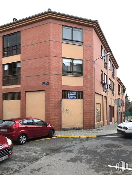 Retail for sale at Calle Cardadores, Segovia, 40004 with car, window, building, automotive parking light, land vehicle, wheel, tire, vehicle, motor vehicle and automotive lighting around