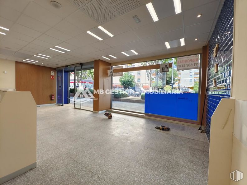 Local en alquiler en Calle Portugal, Fuenlabrada, Madrid, 28942 con suelo, suelos, accesorio, planta, hall, techo, planta de interior, edificio, suelo de baldosas y limpieza alrededor