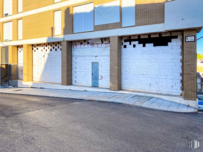 Retail for rent at Calle Muro, 2, Cabanillas del Campo, Guadalajara, 19171 with blue, building, road surface, shade, asphalt, wood, brick, brickwork, urban design and sidewalk around