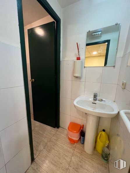 Retail for sale & for rent at Calle Alejandro Alonso Pena, Collado Villalba, Madrid, 28400 with sink, mirror, bathroom sink, tap, plumbing fixture, building, bathroom, fixture, interior design and architecture around