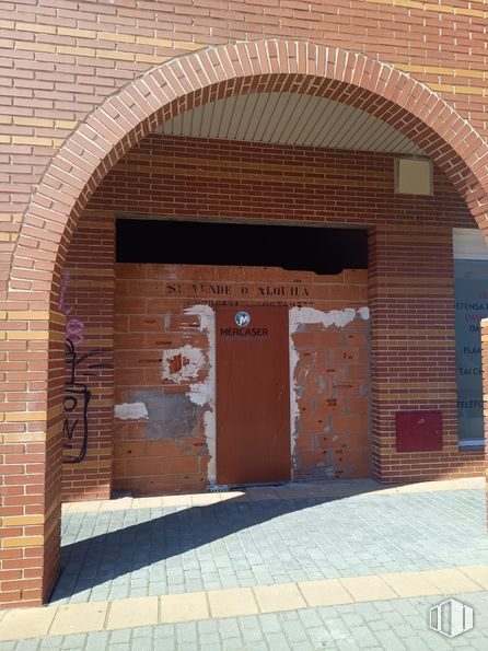 Retail for sale at Avenida España, 4, Villanueva de la Torre, Guadalajara, 19209 with door, wall, brick, brickwork, arch, architecture, brown, composite material, building material and wood stain around