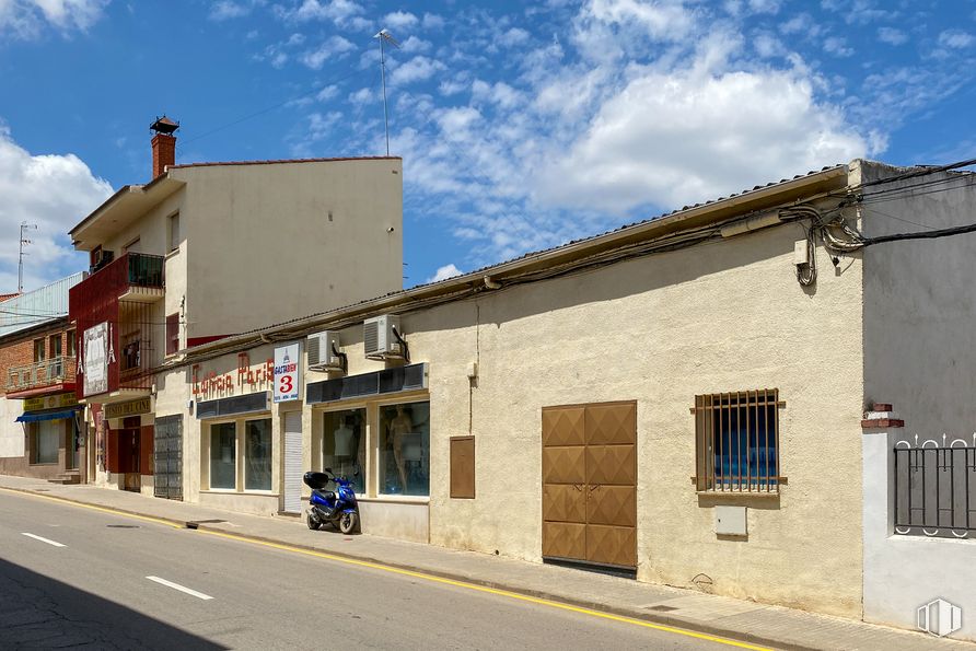 Retail for rent at Calle Mayor, 49, Villarejo de Salvanés, Madrid, 28590 with window, door, house, cloud, sky, plant, street light, road surface, asphalt and fixture around