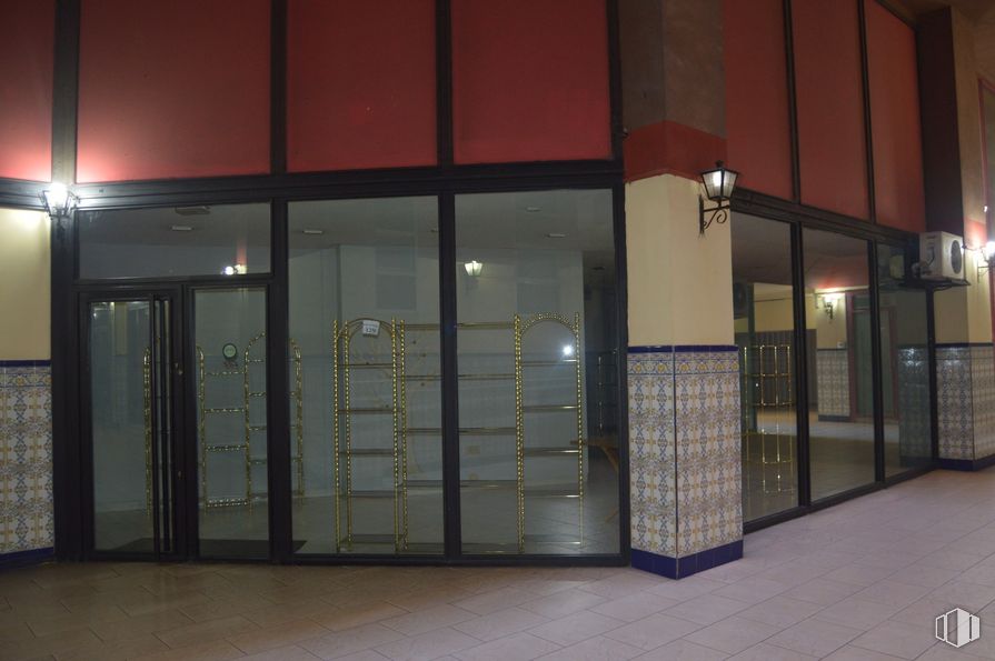 Retail for rent at Calle Prado, 10, Talavera de la Reina, Toledo, 45600 with door, fixture, glass, facade, tints and shades, composite material, commercial building, city, building and flooring around