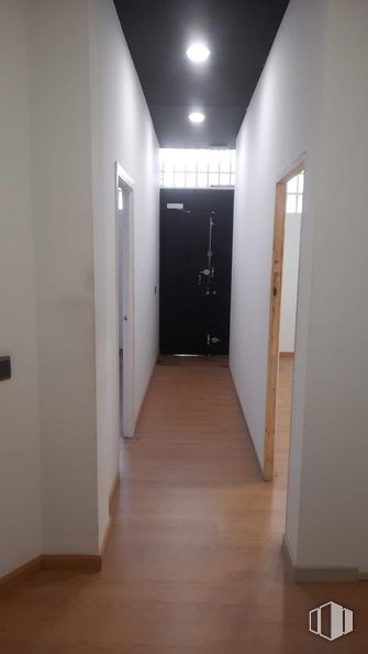 Local en venta en Calle Gonzalo Herrero, Tetuán, Madrid, 28039 con puerta, edificio, accesorio, madera, suelo, suelos, escaleras, casa, hall y madera dura alrededor