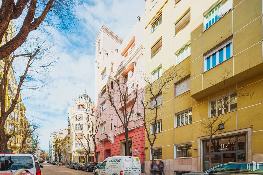 Oficina en alquiler en Calle Marqués Riscal, 11, Chamberí, Madrid, 28010 con edificio, camioneta, ventana, coche, neumático, vehículo terrestre, rueda, vehículo, fotografía y cielo alrededor