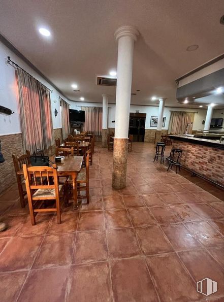 Local en venta en Carretera Pedroñeras, La Alberca de Záncara, Cuenca, 16620 con silla, mesa de cocina y comedor, mesa, mueble, suelo de baldosas, madera, interiorismo, suelos, cortina y suelo alrededor