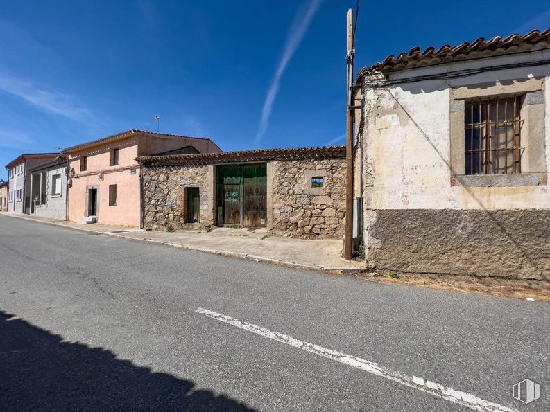 Land for sale at Zona Centro, Cardeñosa, Ávila, 05320 with window, house, building, sky, cloud, road surface, asphalt, slope, facade and road around