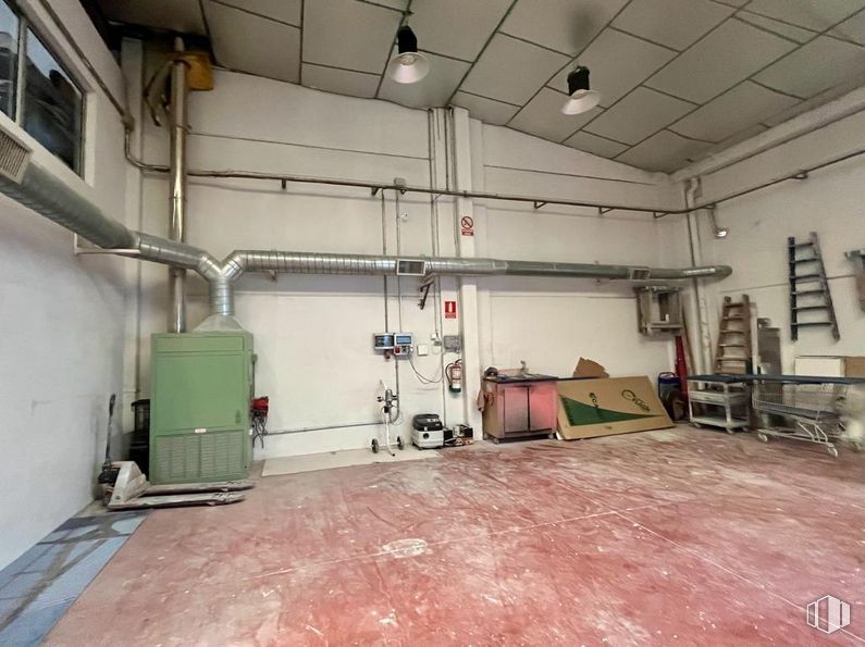 Industrial for sale at Polígono Industrial El Guijar, Arganda del Rey, Madrid, 28500 with furniture, building, house, floor, flooring, hall, fixture, wood, gas and ceiling around