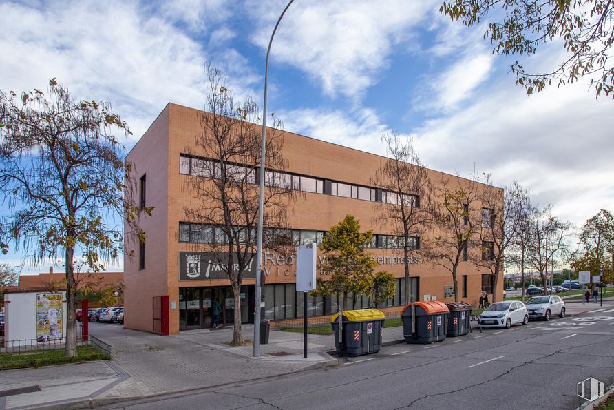 Oficina en alquiler en Calle Villablanca, 83, Vicálvaro, Madrid, 28032 con edificio, contenedor de basura, nube, planta, cielo, propiedad, árbol, rueda, diseño urbano y neumático alrededor