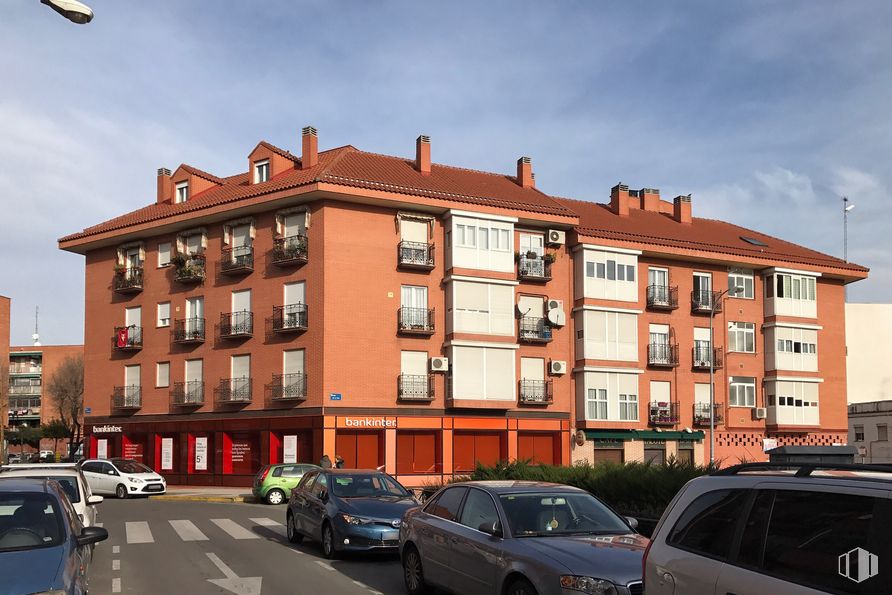 Retail for rent at Calle Paz, 47, Fuenlabrada, Madrid, 28945 with car, building, sky, cloud, tire, wheel, automotive parking light, window, vehicle and architecture around