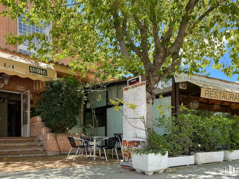 Local en venta en Avenida Castillo, Villaviciosa de Odón, Madrid, 28670 con sombra, restaurante, toldo y posada alrededor