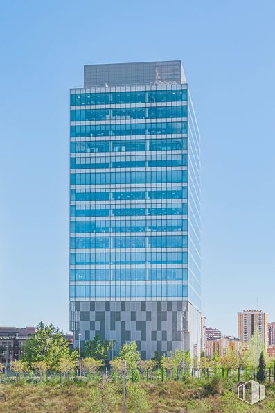 Oficina en alquiler en Torre Chamartín, Calle Dulce Chacón, 55, Hortaleza, Madrid, 28050 con edificio, cielo, planta, luz de la calle, torre, rascacielos, árbol, bloque de pisos, diseño urbano y condominio alrededor