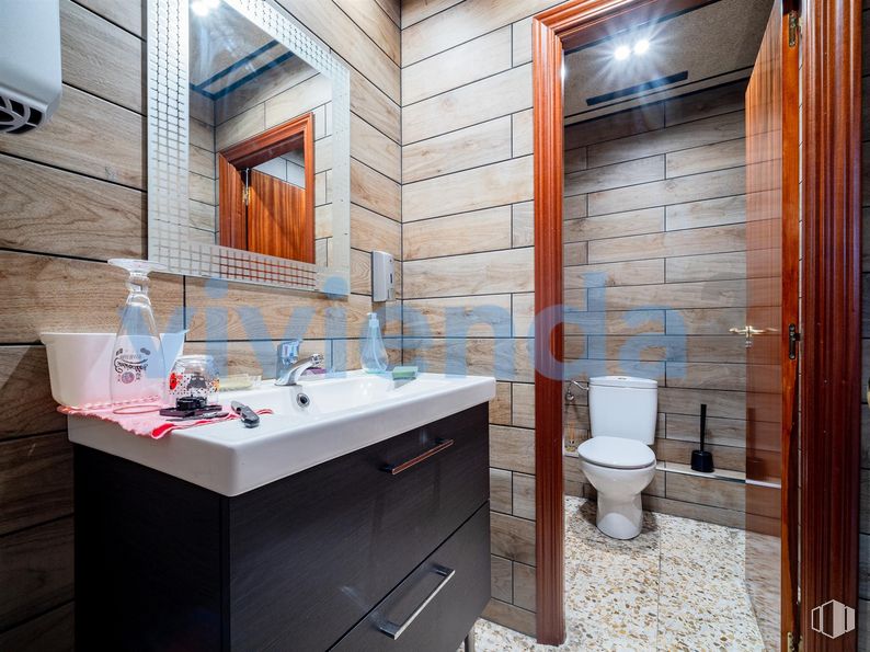 Local en venta en Calle Cristóbal Bordiú, Chamberí, Madrid, 28003 con inodoro, mueble de baño, ebanistería, fregadero, marrón, espejo, propiedad, grifo, accesorios de fontanería y cuarto de baño alrededor