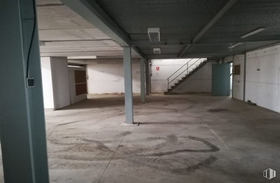 Nave en venta en Avenida Castilla La Mancha, 18, Alcolea de Tajo, Toledo, 45571 con puerta, accesorio, piso, suelo, material compuesto, pasillo, aparcamiento, ciudad, hormigón y techo alrededor