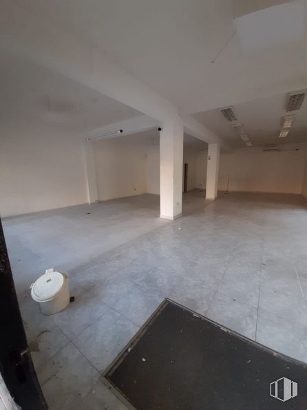 Local en alquiler en Zona centro, Arganda del Rey, Madrid, 28500 con mesa, edificio, madera, pavimento, piso, material compuesto, pasillo, accesorio, pisos de baldosas y madera alrededor