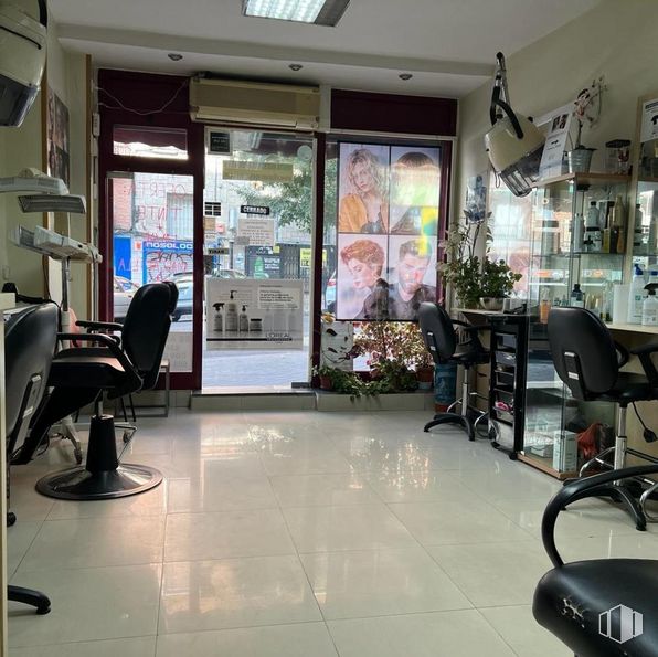 Retail for sale at Calle Alcalá, Ciudad Lineal, Madrid, 28027 with chair, lighting, furniture, building, plant, interior design, flooring, houseplant, floor and beauty salon around