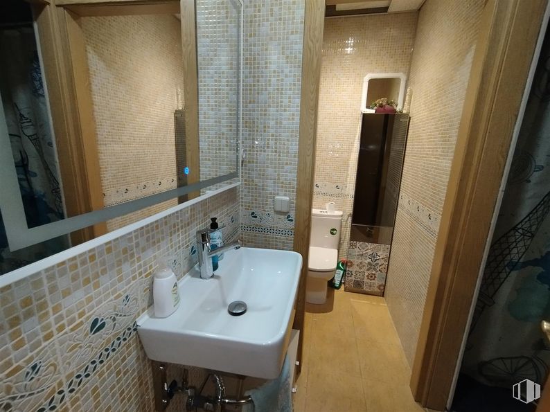 Oficina en venta en Zona Plaza Mayor, Leganés, Madrid, 28911 con fregadero, inodoro, marrón, espejo, grifo, accesorios de fontanería, propiedad, lavabo, cuarto de baño y edificio alrededor