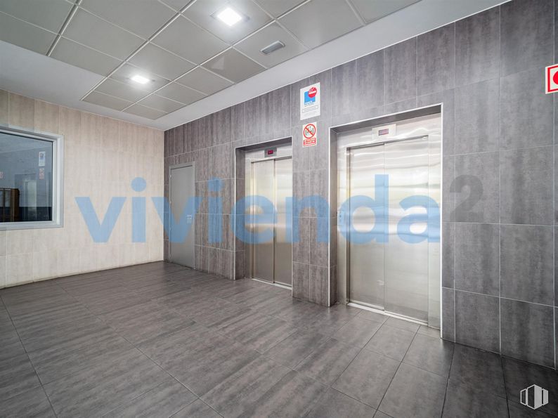 Retail for sale at Calle San Romualdo, San Blas - Canillejas, Madrid, 28037 with fixture, floor, flooring, wood, ceiling, glass, building, space, hall and door around