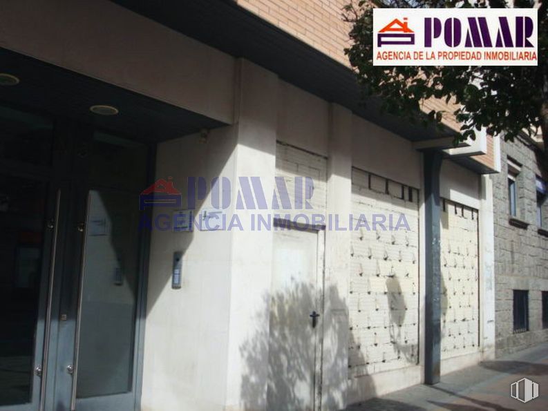 Retail for sale at Paseo Estación, 5, Ávila, 05001 with building, fixture, door, font, facade, tree, plant, signage, city and composite material around