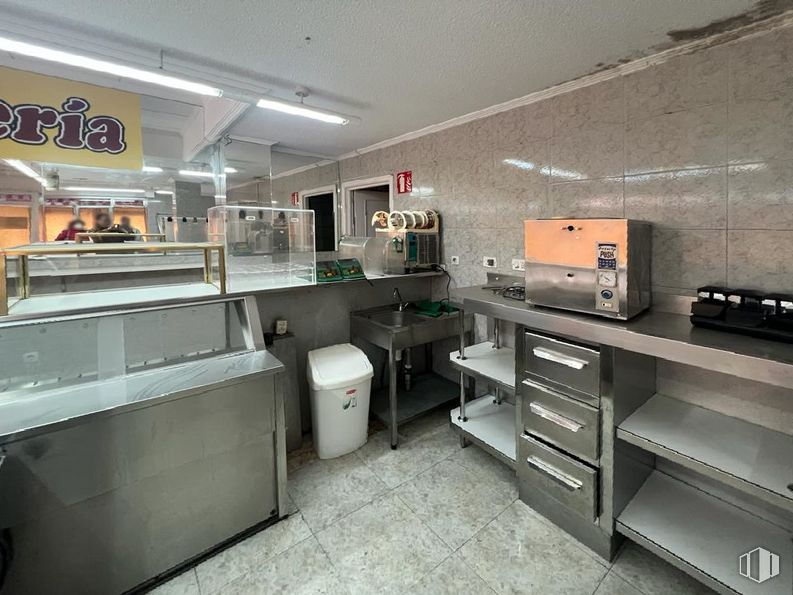 Local en venta en Casco Antiguo, Alcorcón, Madrid, 28921 con ebanistería, mesa, propiedad, producto, diseño de interiores, cocina, piso, bienes raíces, cajón y edificio alrededor