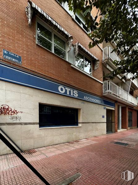 Local en alquiler en Calle Serracines, Alcalá de Henares, Madrid, 28802 con ventana, edificio, accesorio, albañilería, ladrillo, árbol, diseño urbano, madera, superficie de la carretera y fachada alrededor