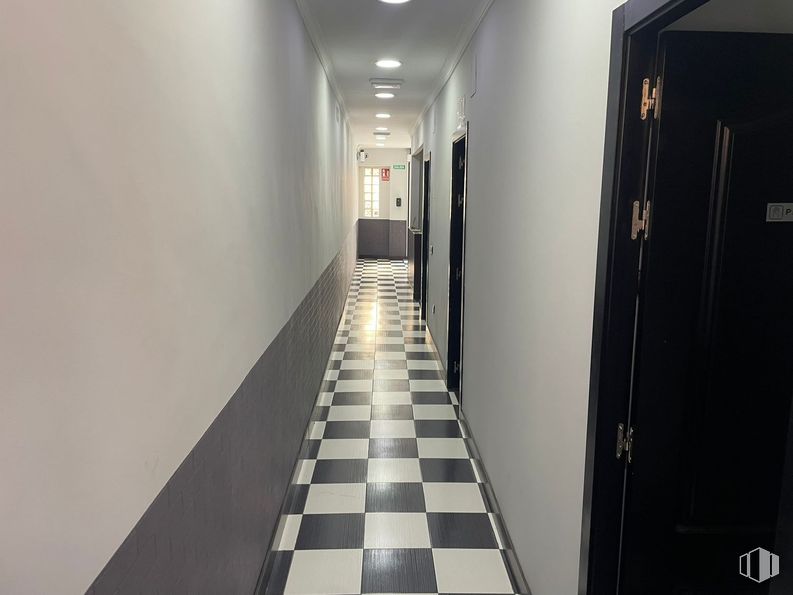 Retail for rent at Camino Cruces, Aranjuez, Madrid, 28300 with door, building, fixture, flooring, hall, symmetry, ceiling, glass, event and room around