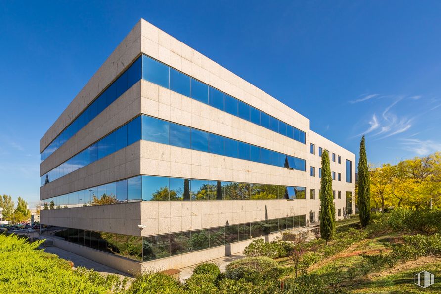 Oficina en alquiler en Calle Fuerteventura, San Sebastián de los Reyes, Madrid, 28700 con edificio, cielo, planta, rectángulo, terreno, madera, diseño urbano, hierba, árbol y material compuesto alrededor