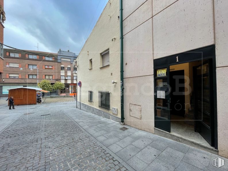 Retail for sale at Calle Escuelas Católicas, 1, Las Rozas de Madrid, Madrid, 28230 with building, door, window, road surface, sky, cloud, asphalt, urban design, fixture and sidewalk around