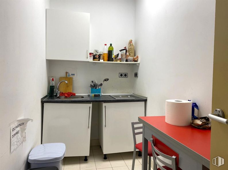 Retail for sale at Villaverde, Villaverde, Madrid, 28021 with paper towel, chair, cabinetry, kitchen, kitchen appliance, major appliance, furniture, countertop, interior design and flooring around