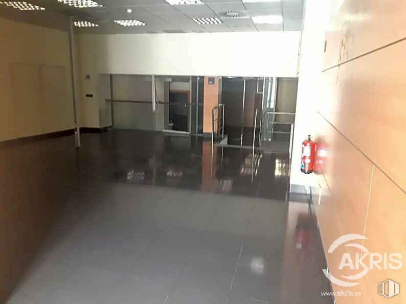 Local en venta en Avenida Fuenlabrada, Leganés, Madrid, 28912 con accesorio, suelos, suelo, vidrio, edificio, suelo de baldosas, hall, techo, evento y material compuesto alrededor