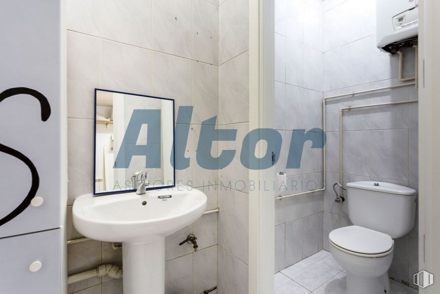 Local en venta en Calle Azabache, Carabanchel, Madrid, 28019 con inodoro, fregadero, propiedad, accesorios de fontanería, edificio, cuarto de baño, morado, grifo, lavabo y suelo alrededor