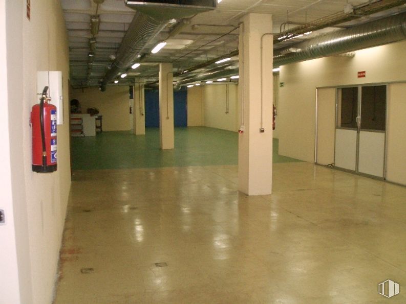 Nave en alquiler y venta en Edificio Indubuilding Goico, Zona Hortaleza, Hortaleza, Madrid, 28033 con puerta, accesorio, extintor, suelo, diseño de interiores, piso, pasillo, techo, aparcamiento y evento alrededor