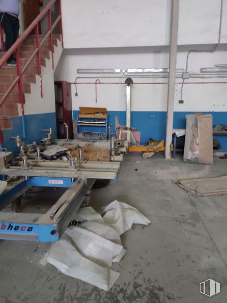 Nave en alquiler en Polígono Industrial Ventorro del Cano, Alcorcón, Madrid, 28925 con persona, madera, suelos, suelo, gas, material compuesto, ingeniería, máquina, edificio y hormigón alrededor