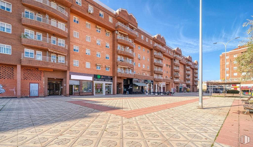 Retail for sale at Avenida Juan Carlos I, 14, Cuenca, 16004 with building, street light and walkway around