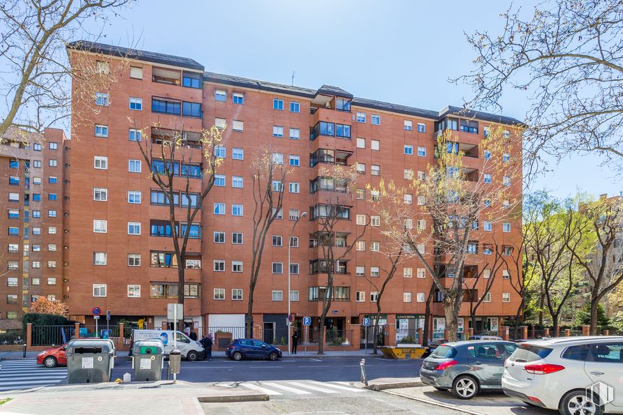 Local en venta en Fuencarral - El Pardo, Fuencarral - El Pardo, Madrid, 28035 con coche, edificio, rueda, neumático, vehículo terrestre, cielo, vehículo, durante el día, ventana y árbol alrededor