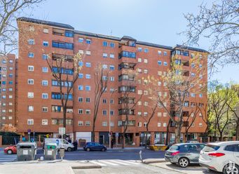 Local en venta en Fuencarral - El Pardo, Fuencarral - El Pardo, Madrid, 28035 con coche, edificio, rueda, neumático, vehículo terrestre, cielo, vehículo, durante el día, ventana y árbol alrededor