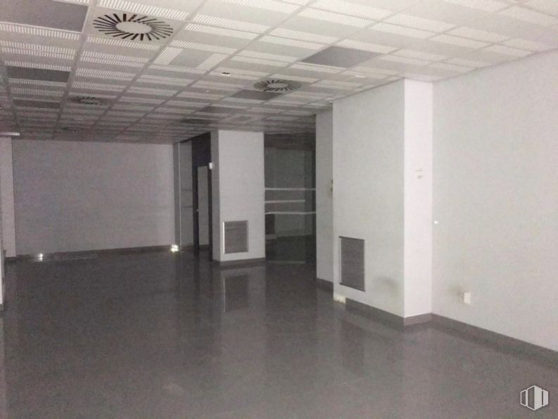 Local en venta en Calle Isabel Colbrand, 16, Fuencarral - El Pardo, Madrid, 28050 con edificio, pasillo, accesorio, suelo, piso, puerta, techo, evento, vidrio y aluminio alrededor