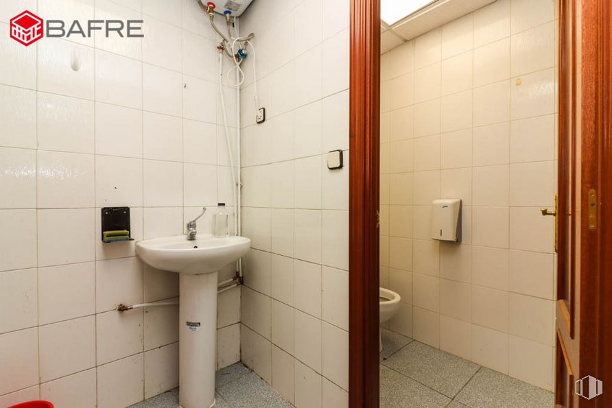 Local en venta en Avenida Orovilla, Villaverde, Madrid, 28041 con fregadero, propiedad, cuarto de baño, grifo, accesorios de fontanería, lavabo, accesorio, morado, interiorismo y suelo alrededor