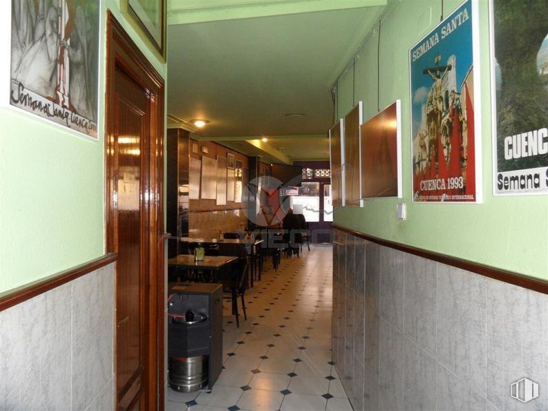 Retail for sale & for rent at Calle Las Torres, Cuenca, 16001 with table, chair, picture frame, property, building, interior design, fixture, flooring, door and wood around