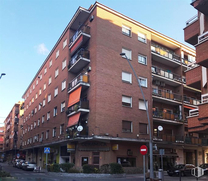 Retail for sale at Calle Banderas Castilla, Talavera de la Reina, Toledo, 45600 with building, sky, property, car, window, infrastructure, street light, urban design, tower block and condominium around