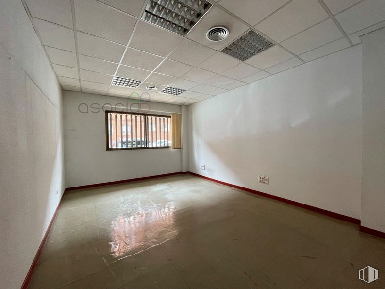 Retail for rent at Avenida Ejército, Guadalajara, 19004 with window, building, hall, fixture, wood, floor, flooring, ceiling, house and space around