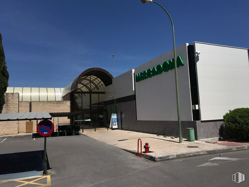 Local en venta en Centro Comercial Monte Claro, Carretera Majadahonda, KM 2600, Pozuelo de Alarcón, Madrid, 28223 con cielo, luz de la calle, edificio, superficie de carretera, asfalto, diseño urbano, ventana, planta, fachada y edificio comercial alrededor