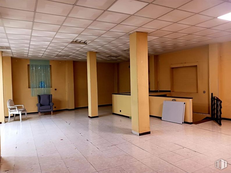 Retail for rent at Zona centro, Majadahonda, Madrid, 28220 with chair, furniture, wood, floor, flooring, hall, material property, real estate, tile flooring and hardwood around