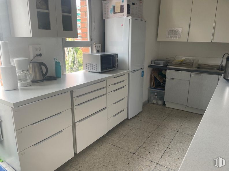 Oficina en alquiler en Edificio Alfa, Avenida Manoteras, 22, Hortaleza, Madrid, 28050 con refrigerador, horno microondas, ebanistería, aparato de cocina, hervidor, encimera, horno, propiedad, mueble y edificio alrededor