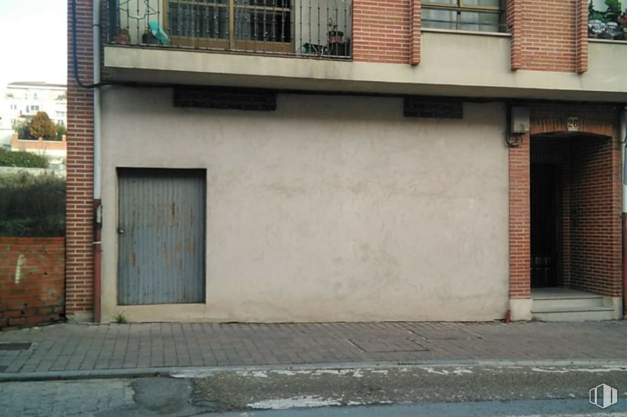 Retail for sale at Calle Nueva, 26, Cuéllar, Segovia, 40200 with window, door, building, road surface, wood, asphalt, brickwork, line, fixture and material property around