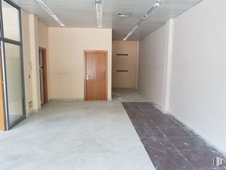 Retail for sale & for rent at Zona Santa Ana, Cuenca, 16003 with door, property, fixture, hall, wood, flooring, floor, wall, ceiling and hardwood around