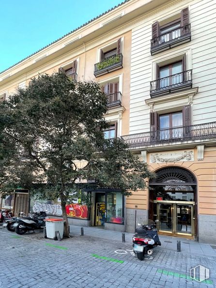 Local en alquiler en Calle Marqués Viudo de Pontejos, 1, Centro, Madrid, 28012 con edificio, ventana, motocicleta, propiedad, cielo, rueda, infraestructura, superficie de carretera, diseño urbano y arquitectura alrededor