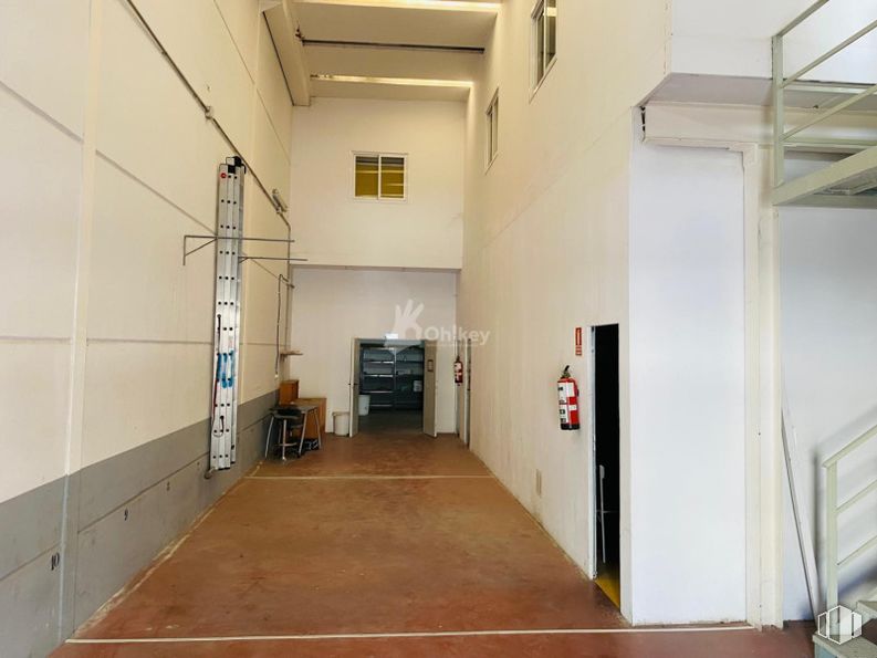 Industrial for sale at Calle Plomo, San Martín de la Vega, Madrid, 28330 with flooring, floor, ceiling, glass, building material, hall, daylighting, tile flooring, paint and transparency around